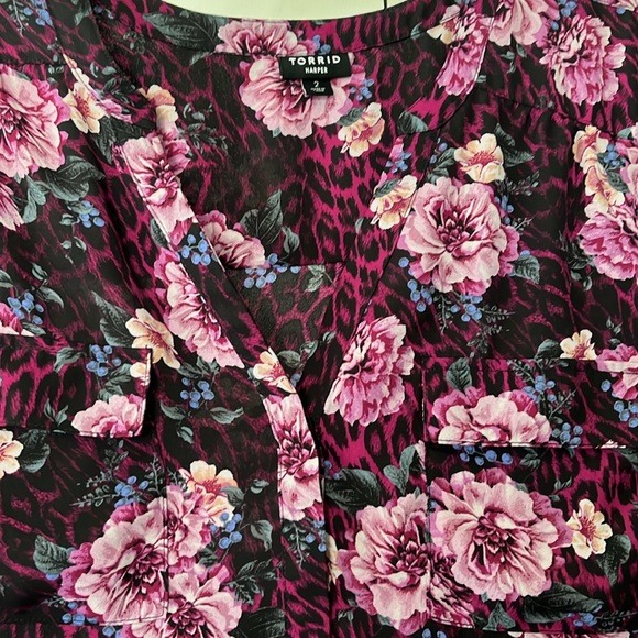 Torrid Size 2 Harper Georgette 3/4 Sleeve Shirt (Black/Purple/Floral/Leopard) - Picture 3 of 5